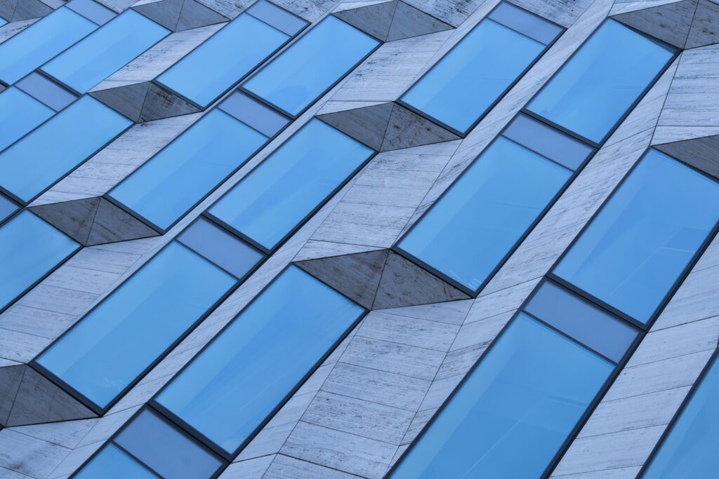 Arkitektoniske detaljer af facade med blå og grå farver. Arkitektur, bygninger.